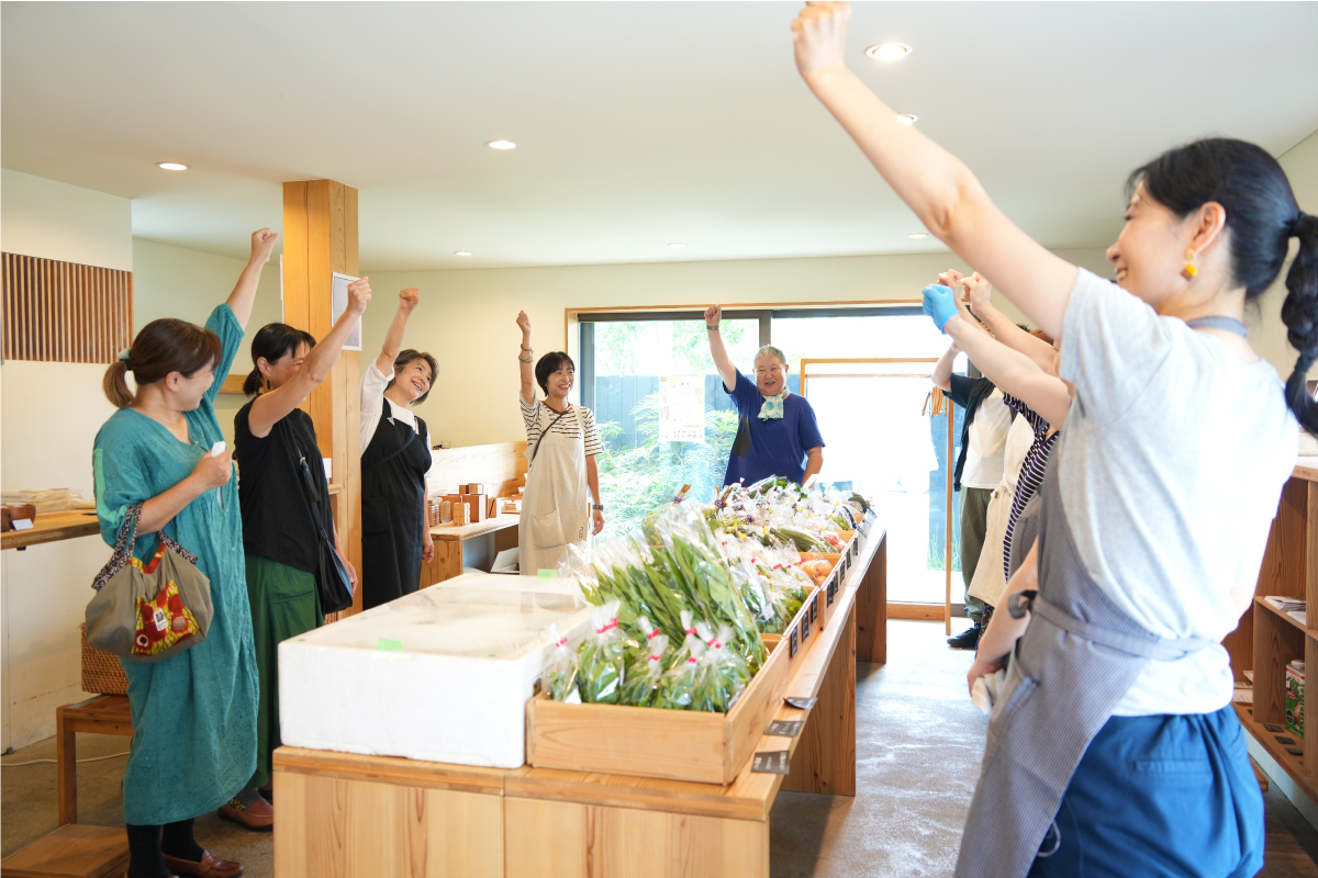 つむじ市にて、作家さんたちとの朝礼。