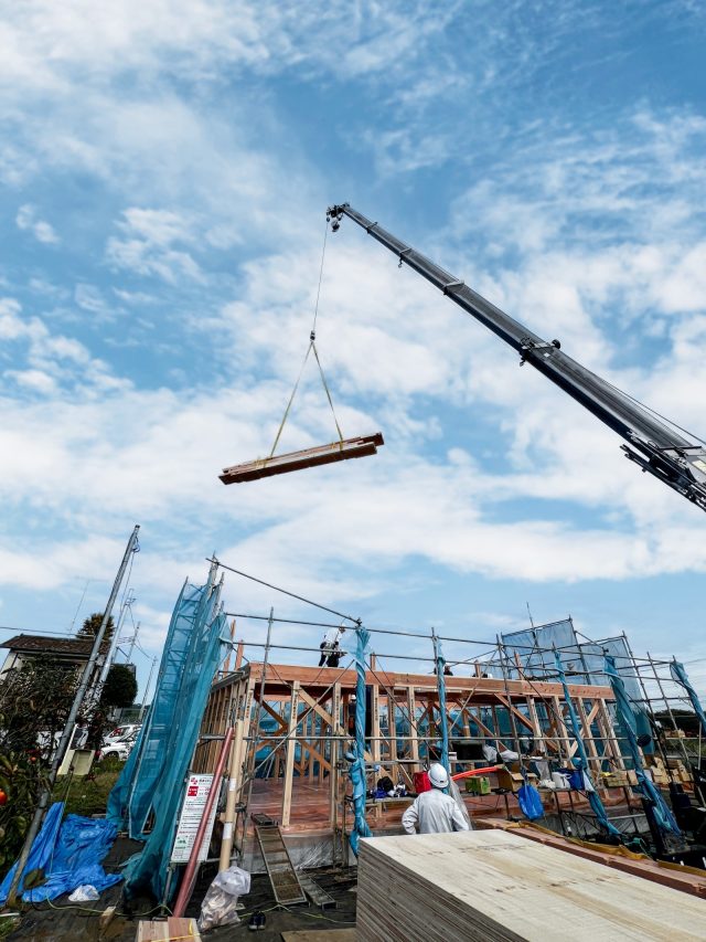上棟当日はお天気にも恵まれ、一気に家の構造が見えてきました