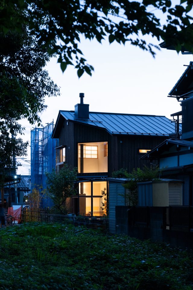 東側の森から望む夕景。大きな窓から漏れる温かな光をみると、「家に早く帰りたくなる」というA様の言葉がふっと浮かびます