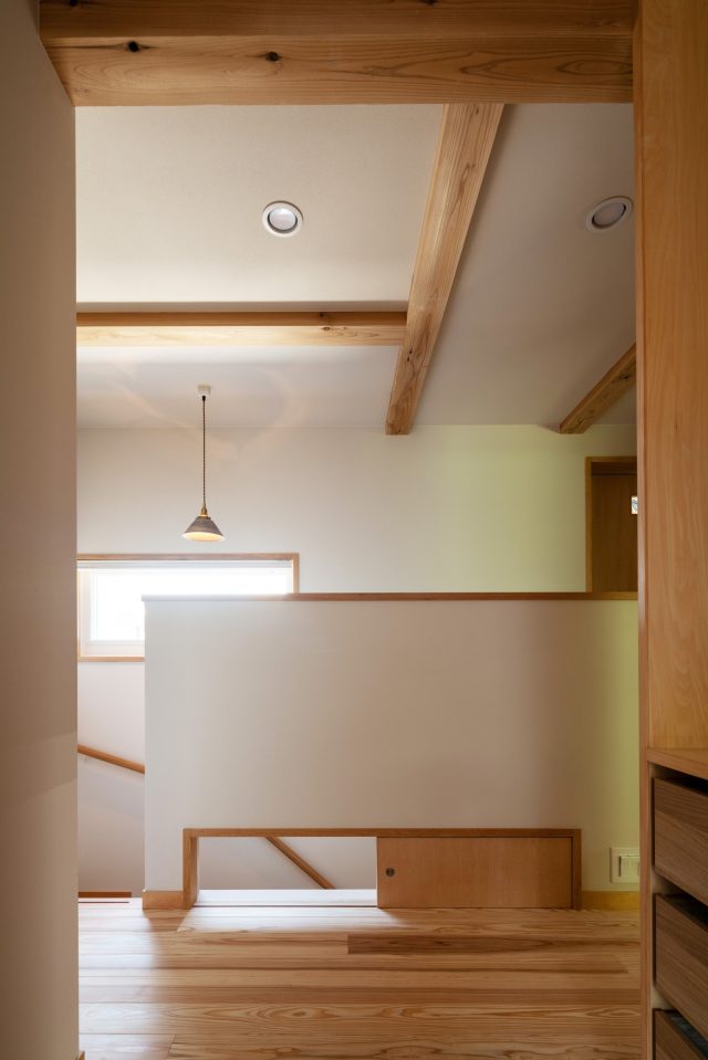 夏場、エアコンの冷気を1階に落とす時に開けるという階段の小窓。断熱性能も良く、家全体が心地いい空気だそう