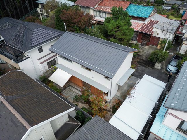 敷地に対してゆとりある配置に。大きな庭と2台分の駐車場を確保