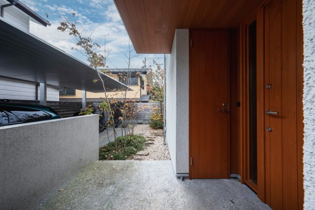 「玄関に帰って来た時に木が見えるように」と植栽の位置を指定