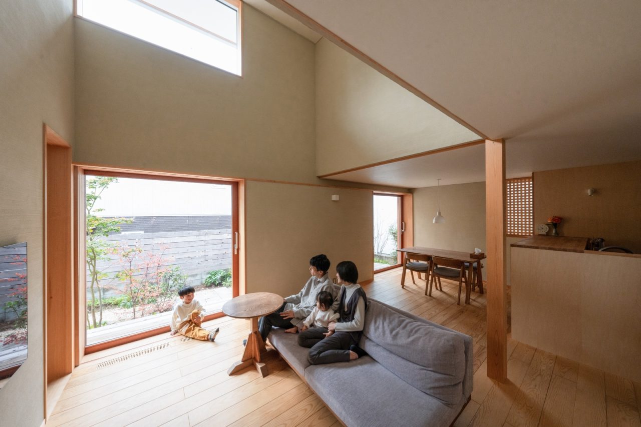 空と緑を切り取る3つの大きな窓が印象的なLDK