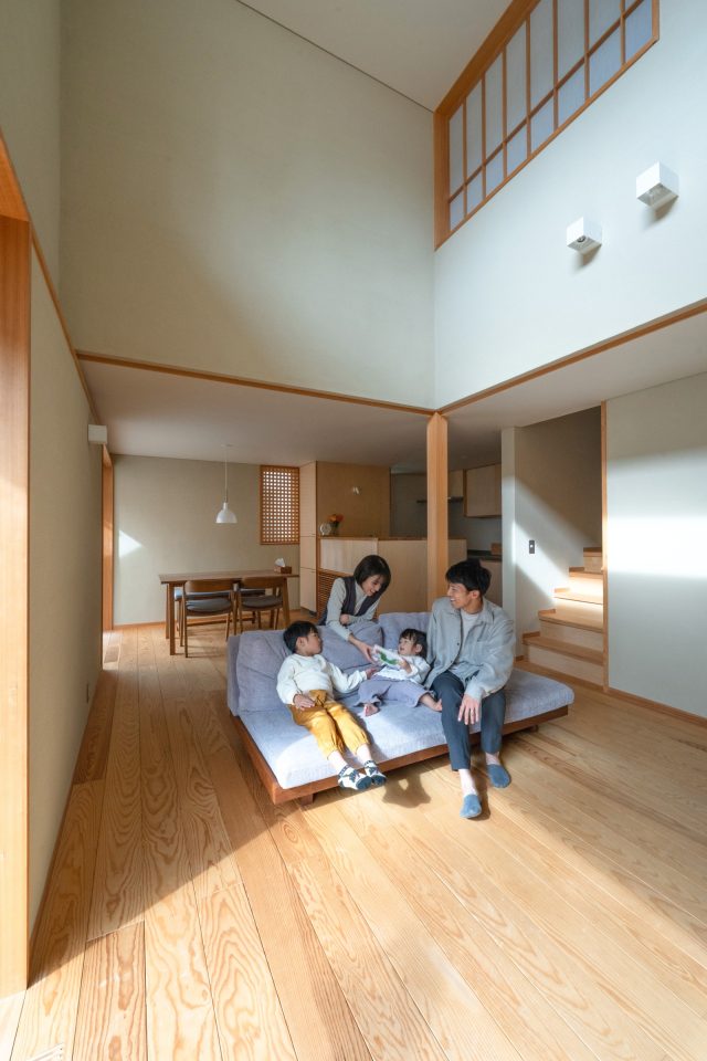 吹抜けから柔らかい光が降り注ぐ、あたたかく穏やかなリビングスペース