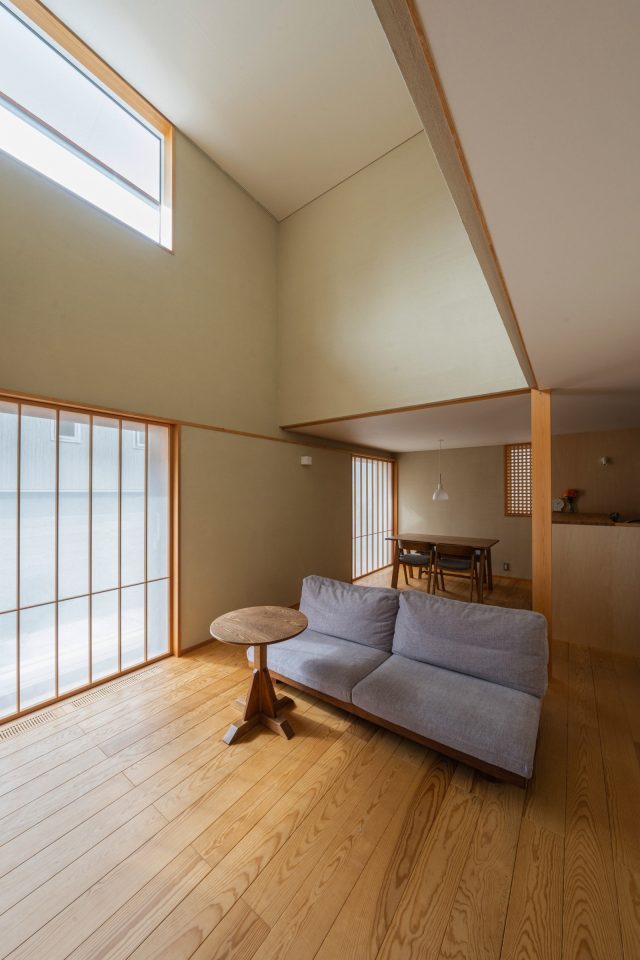 柔らかい光がリビングスペースに降り注ぐ、開放感のある吹抜け