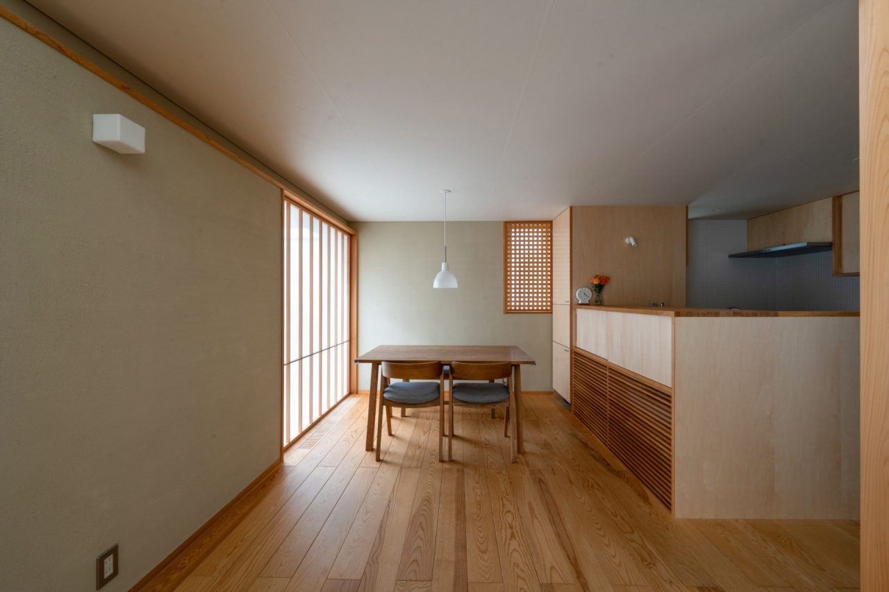 天井高が低く、落ち着いた印象のダイニングとキッチン。障子越しの光で一層穏やかな雰囲気に