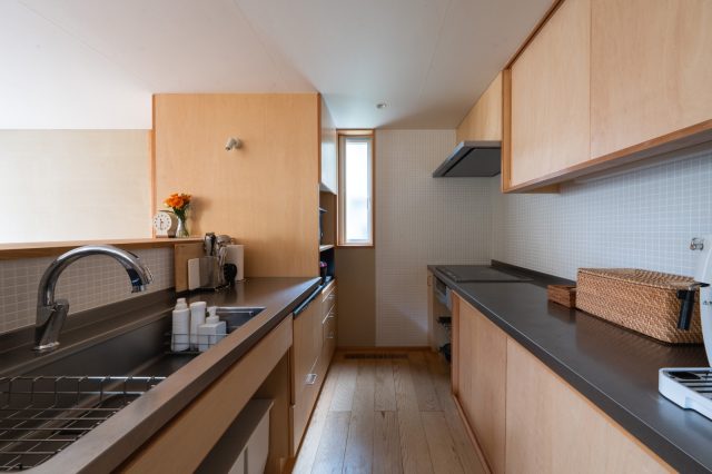 キッチンはL型等も検討したそうですが、ご夫婦で考えた結果、二型に。「使い勝手もよく大満足です」と奥様