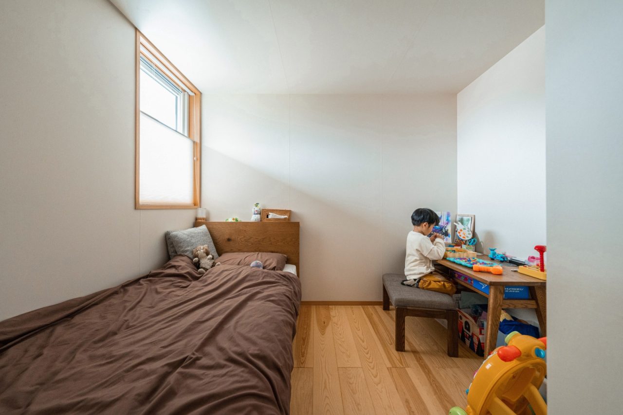 息子さんのお部屋。今は「工作室」と呼んで机で工作やおもちゃで遊ぶスペースに