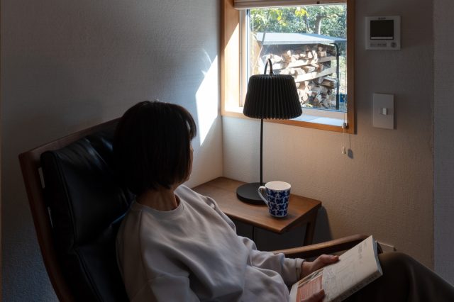 小窓から森の緑が覗く、凹んだ一角は読書スペースにぴったり
