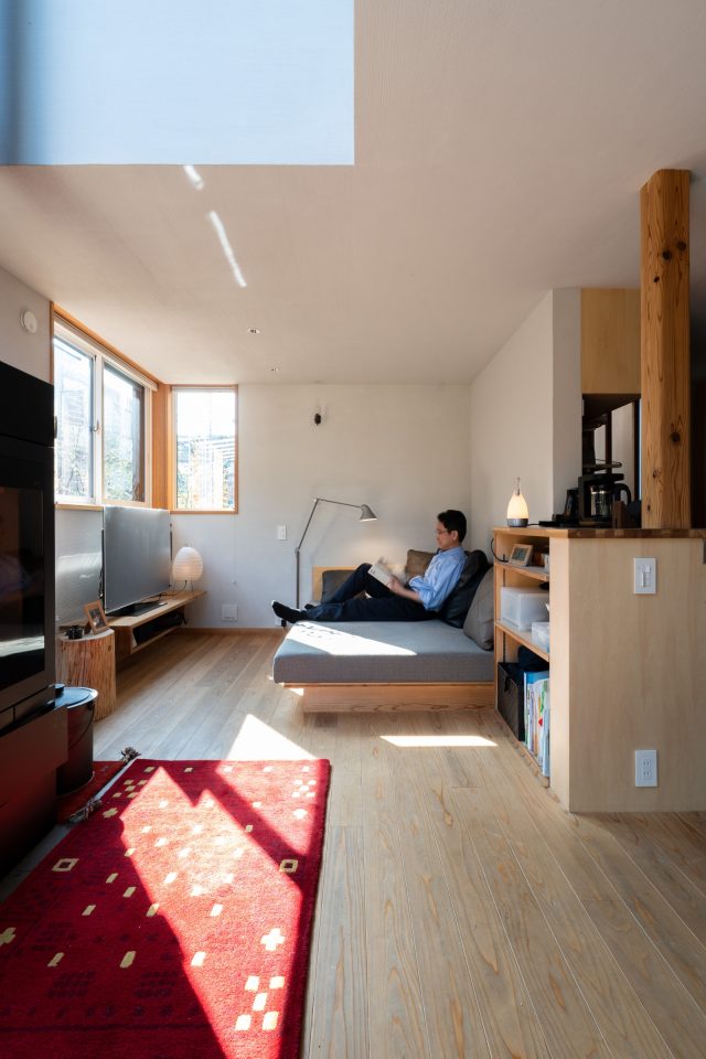 リビングにはしまだ設計室定番の「ほぼ正方形ソファ」 ゆったりと足を伸ばしてくつろげる特等席です