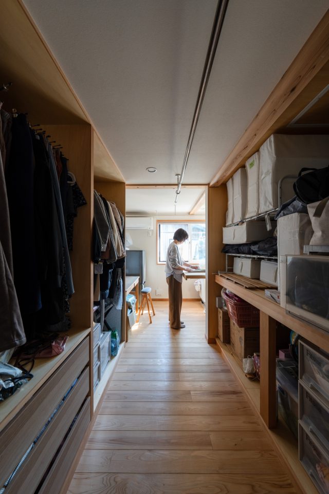 吹抜けに面した部屋のひとつはWIC＋家事室に。物を眠らせがちな小屋裏は設けず、WICに収まる物の量を心がけているそう