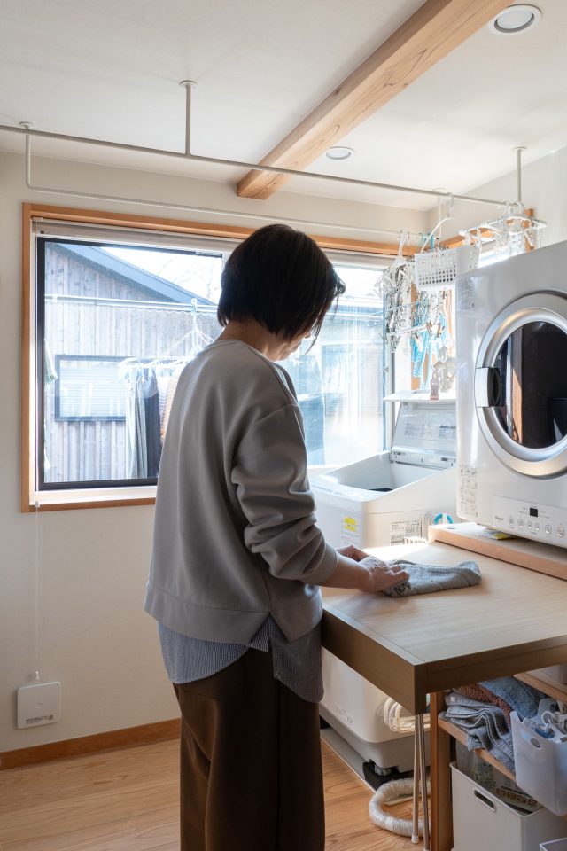 乾燥機の下につけたスライドテーブルで、畳むのが楽に