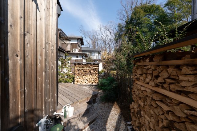 外の薪棚には、きれいに薪が積まれています