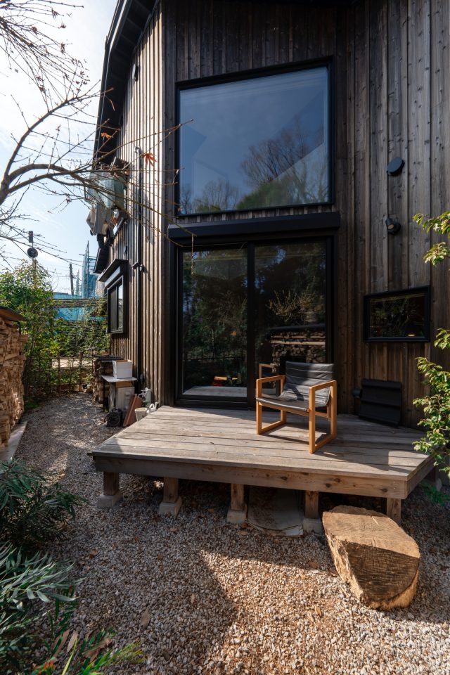 デッキスペース。天気のいい日はここでコーヒーを飲みながらほっと一息