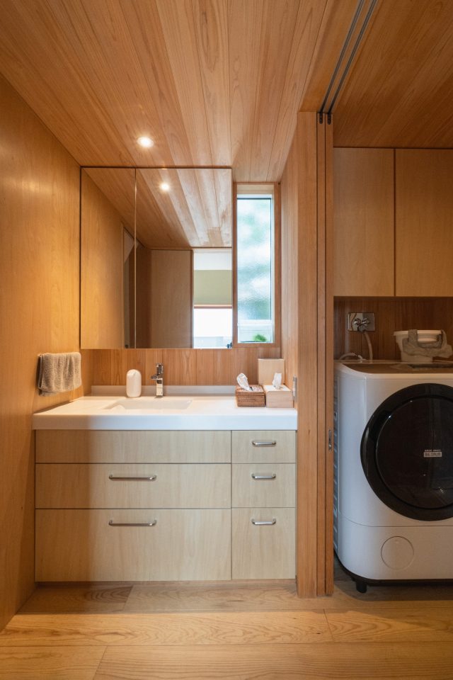 洗面と脱衣室の間に扉を設置。近くのLDKからも洗濯機の運転音が気にならないそう