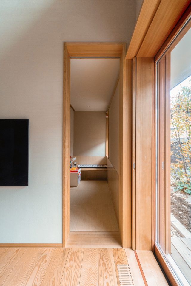 LDKからつながる2畳ほどの和室。お子さんの遊び場や、デスクスペースとして活用