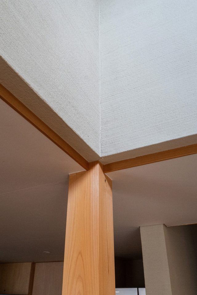 「火打ち」という構造材をなくすべく、内部に金物を採用。木の見切りで仕上げも切替えてスッキリと