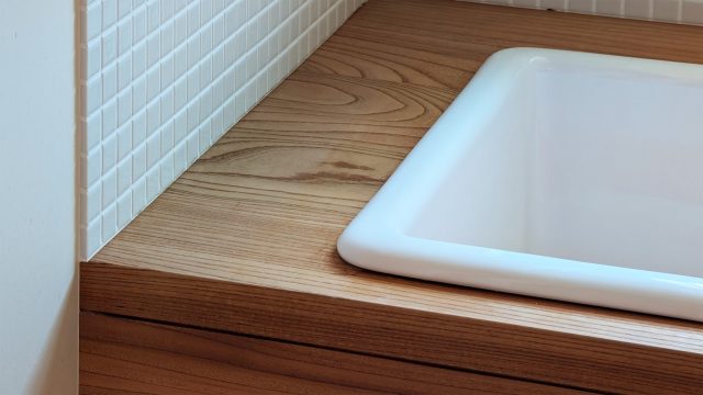 塗装によって色に深みが出た造作家具