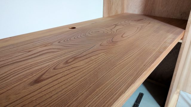 木目の凸凹を感じるカウンター