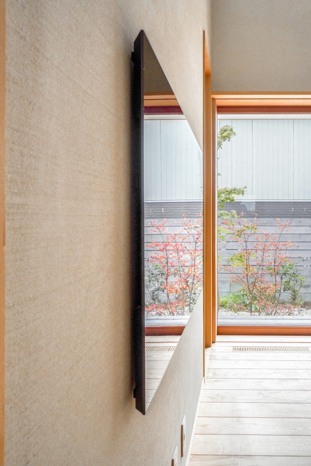 絵画のような壁掛テレビは壁を掘込み金物を設置しました