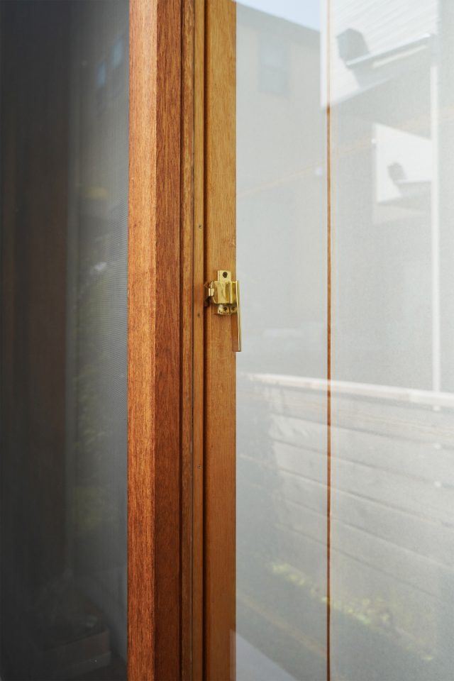 家の雰囲気を引き立てる木製建具と真鍮の鍵