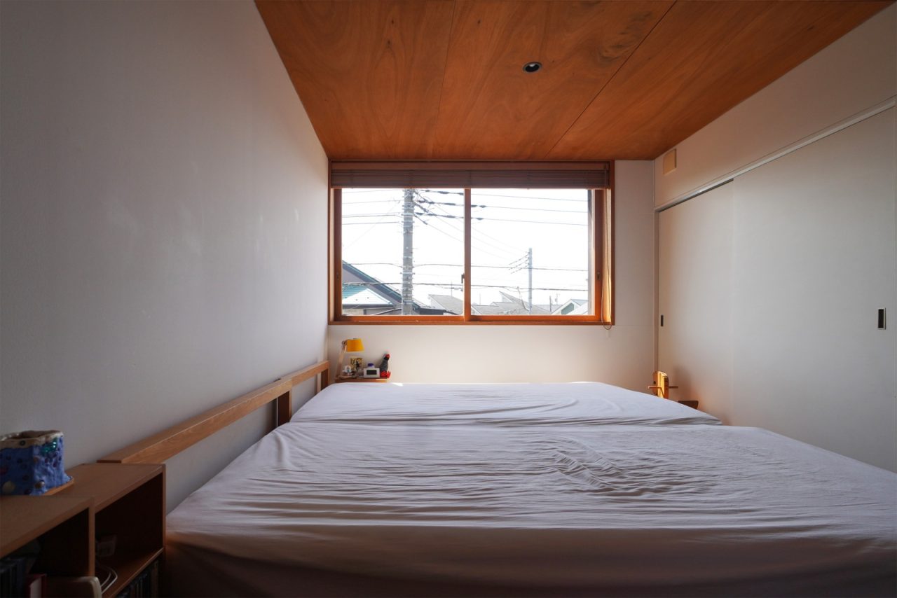 ラワン天井が特徴の主寝室