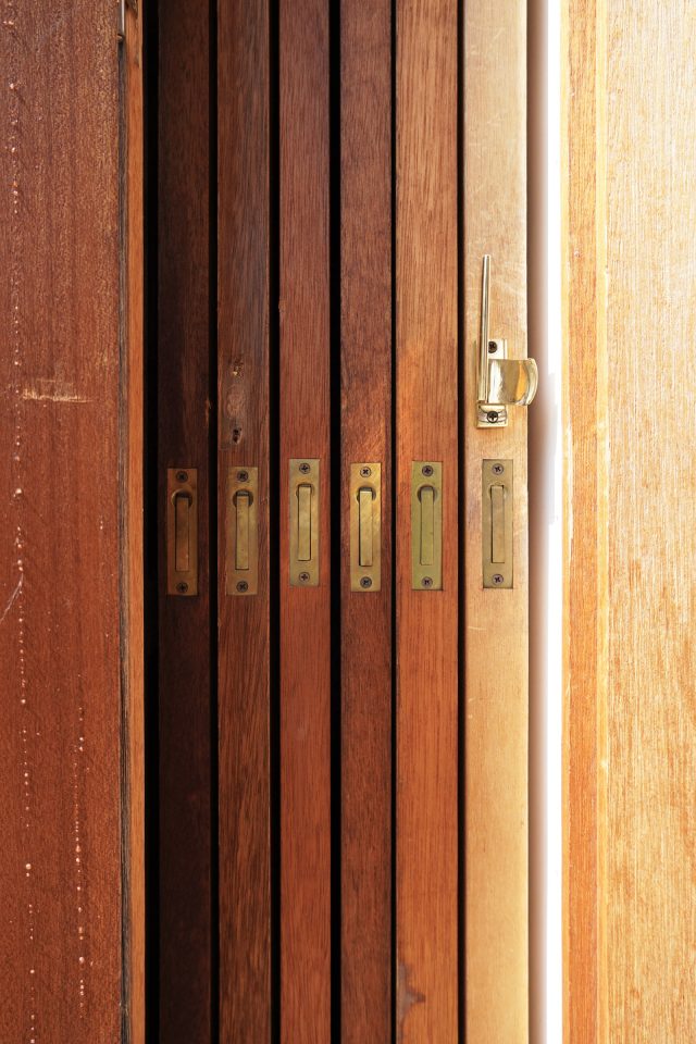 雨戸・網戸・ガラス戸が設置された掃き出し窓