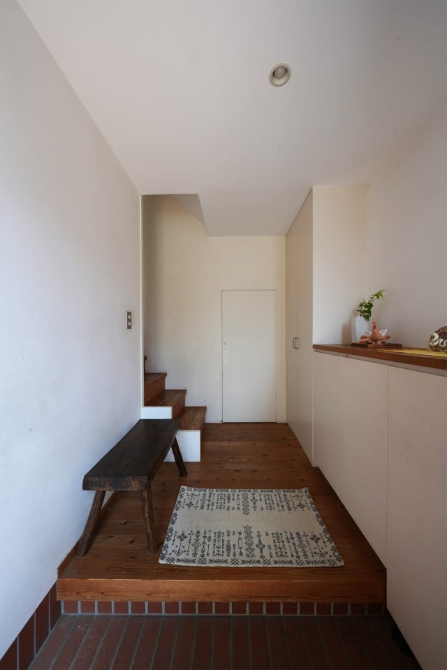 スキップフロアの一番低い部分にあたる 収納たっぷりな玄関