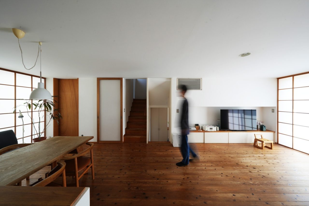 少し低く感じる天井も、座って過ごすと心地いい高さに。2,200mmは木製建具が反らない限界の高さでもある。