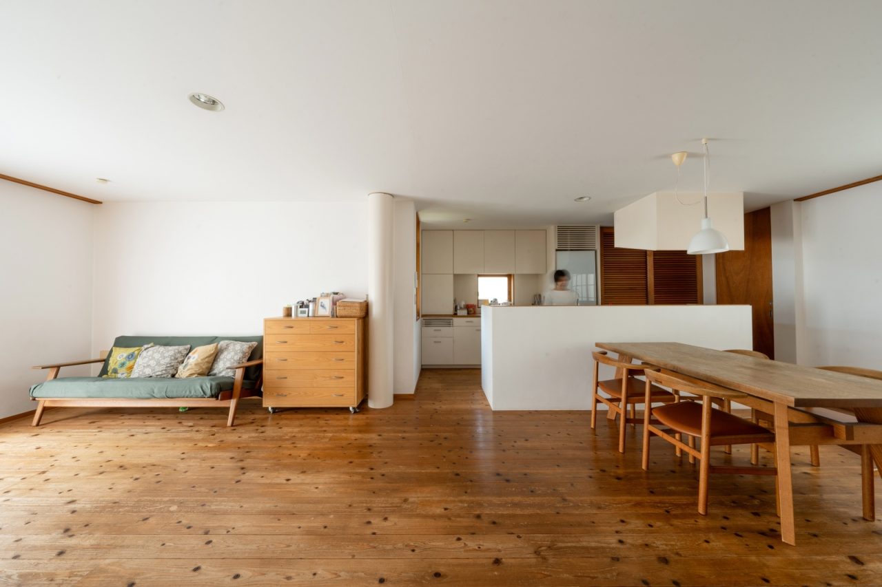 床のスギ無垢材ははじめは節が多いと感じたものの、馴染んで気にならなくなったそう。 テーブルやキャビネットはご主人が一人暮らしの頃から愛用しているTRUCK furnitureのもの。