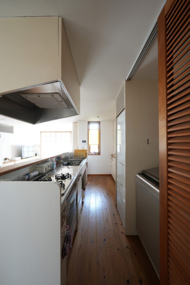 後ろにカウンターもあり、十分なスペースのキッチン 近くに洗濯機を設置することで家事動線を良好に