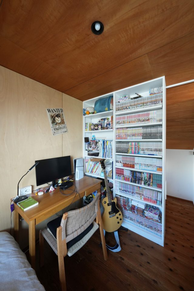息子さんの部屋。漫画がぎっしり収納された造作本棚。