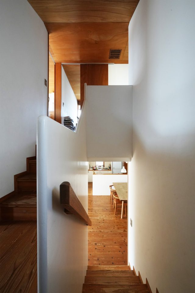 建具や2階天井もペンキで白く塗る予定だったところを敢えてラワンのままに