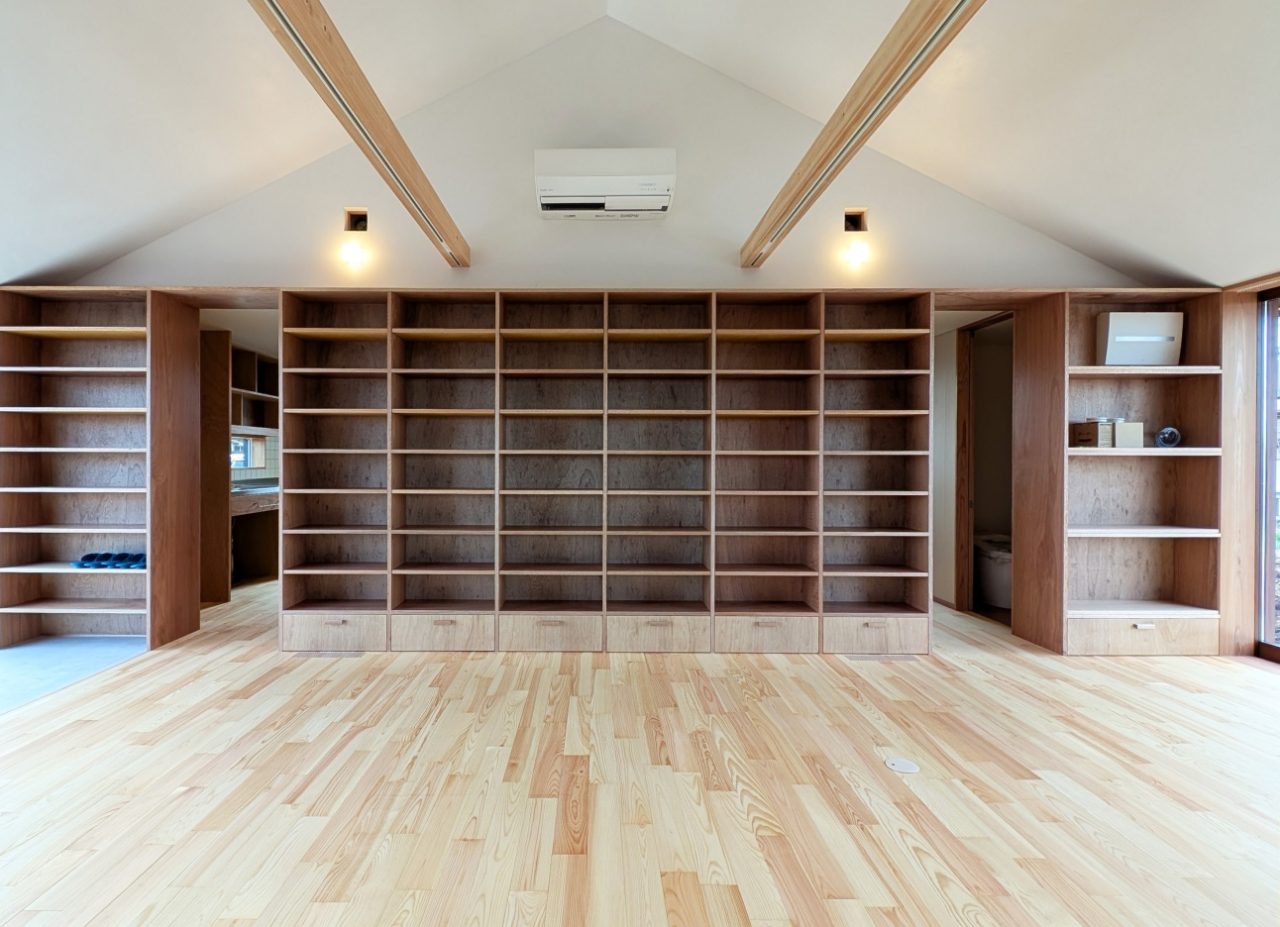 大きな本棚が特徴のLDK。壁や天井は左官仕上げ