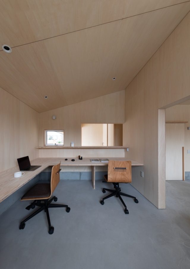 事務所で使用しているのは、山桜のkitakamiシリーズ（登米町森林組合）のデスクチェア