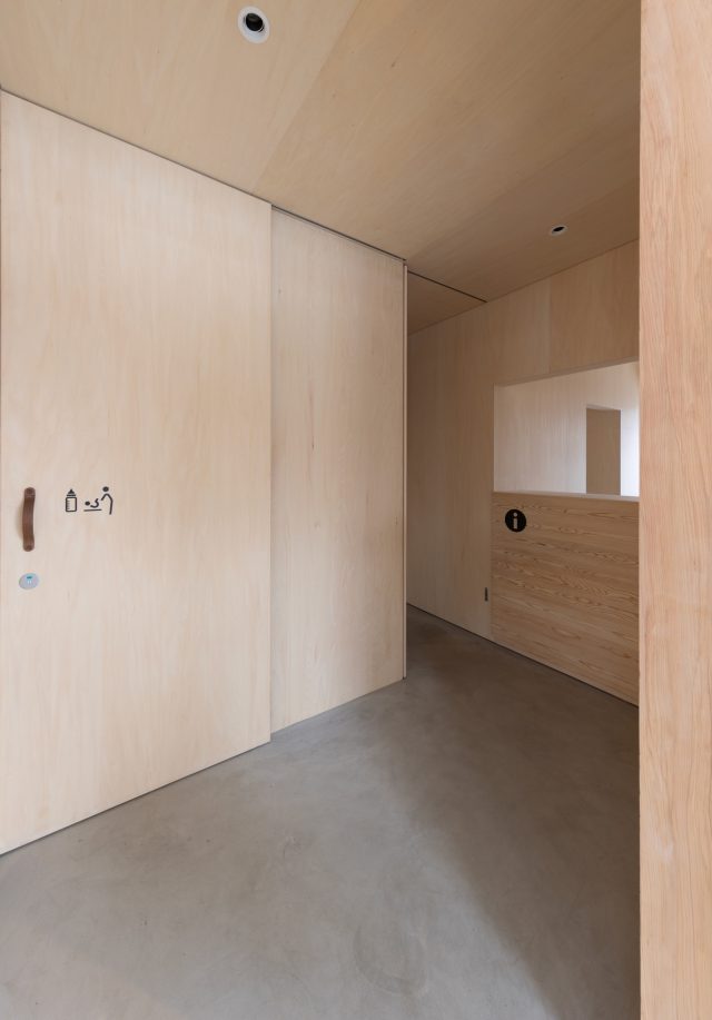 インフォメーションの他、授乳・おむつ替えスペースや会議室を備えている