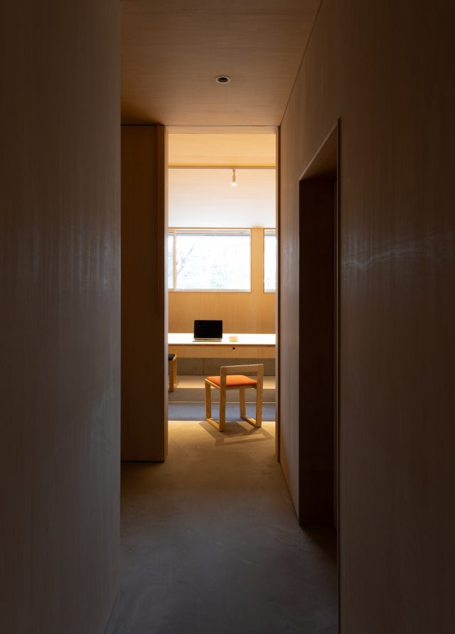 廊下の先には会議室や倉庫、トイレがあります