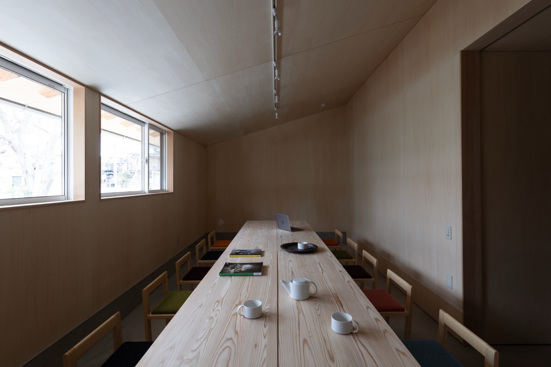 会議室には若葉家具のM-chairを採用