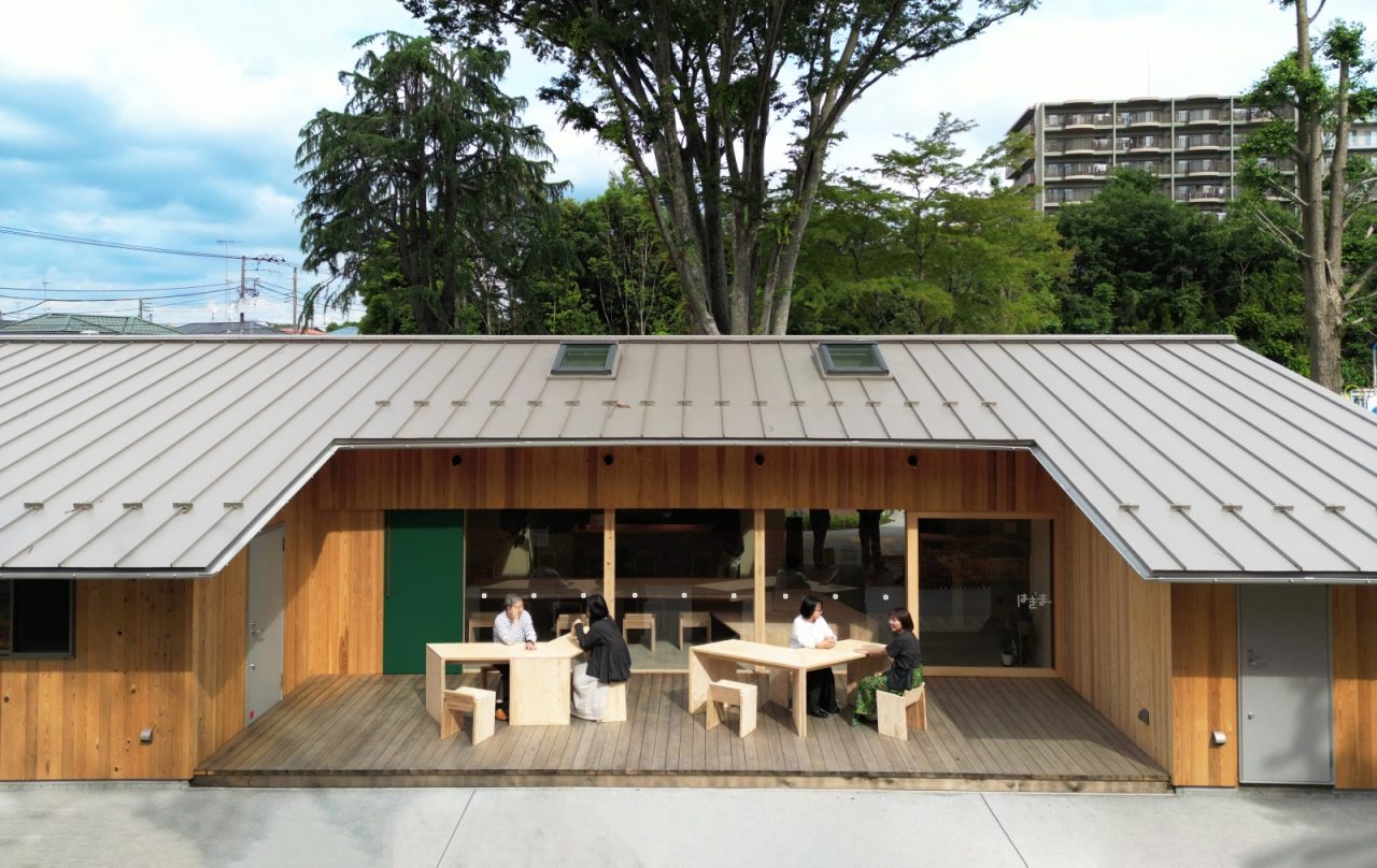 日当たりの良いデッキは犬連れの利用も可能