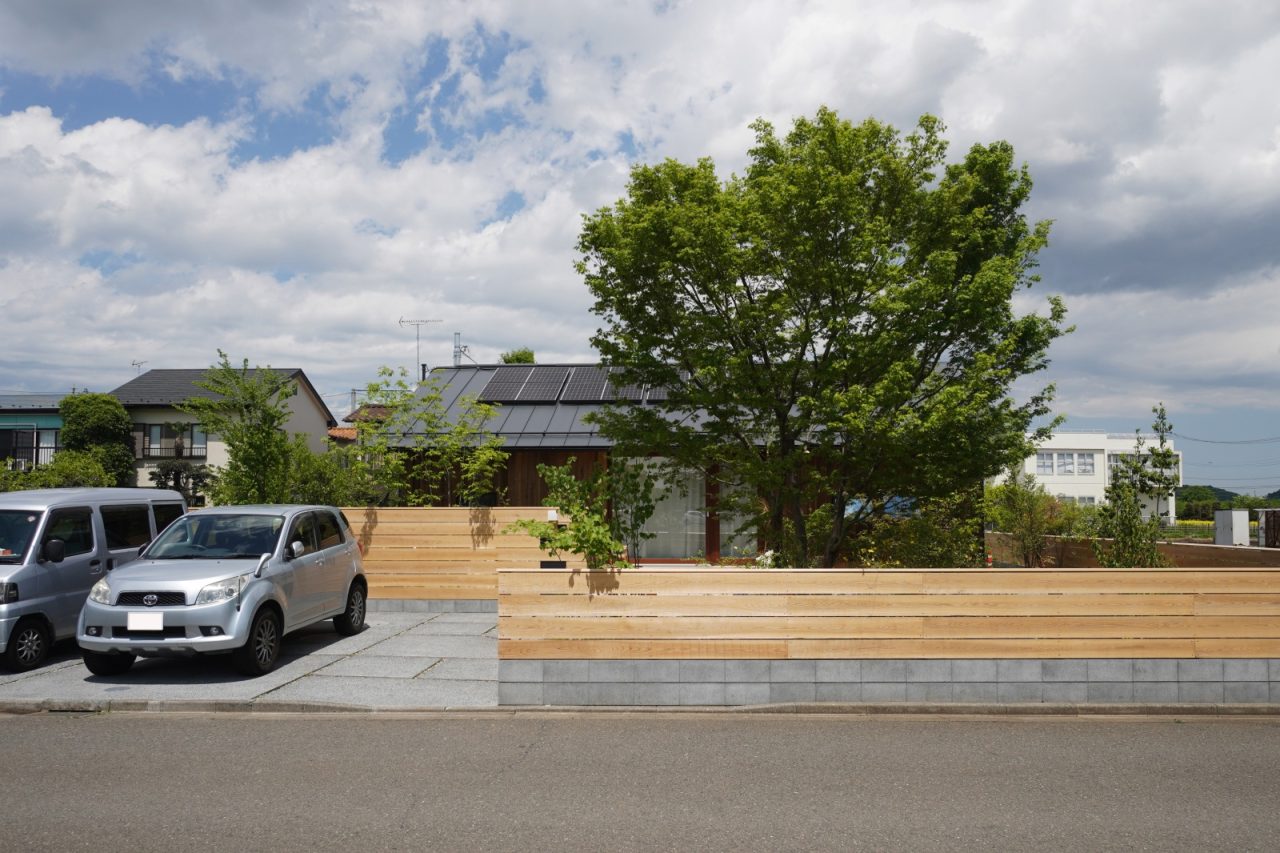 樋口木材のスギを使った、少し低めの板塀