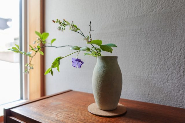 庭の草花を室内に飾り、暮らしの中に優しい季節の気配を