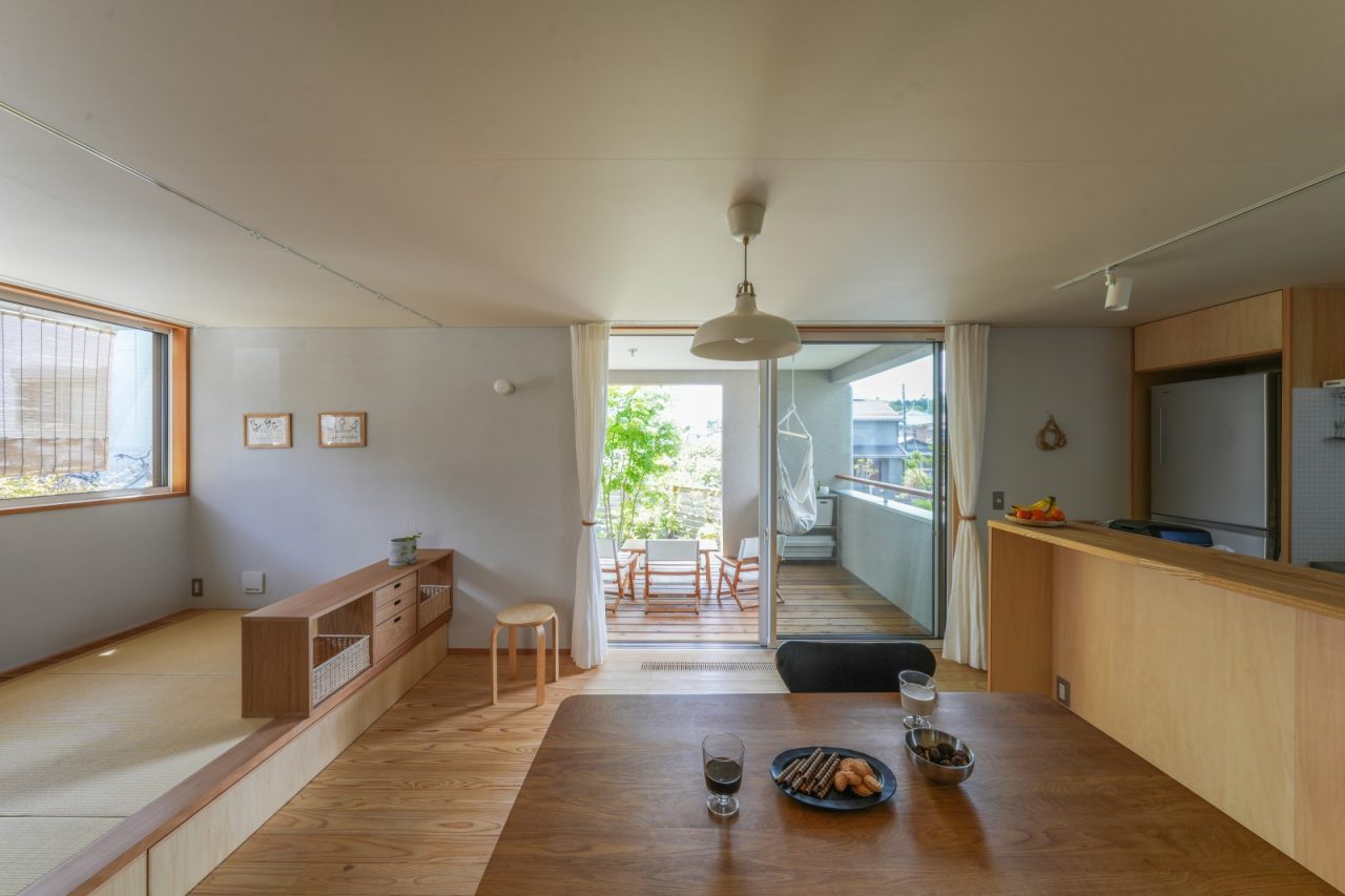 テラスへ段差なくつながり、広がりを感じる室内。テラスと庭の木々が日差しをほどよく遮り、日中もカーテンを閉めずに過ごせるため、より一層の開放感が楽しめます