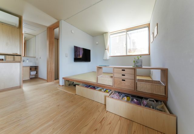 小上がりの下はおもちゃやテレビ配線、Wi-Fi機器などを収納