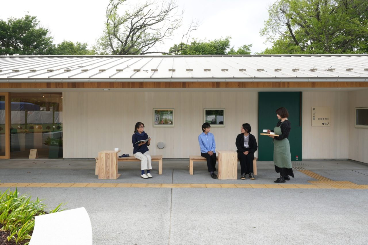 建物の向かって左側が「はぎま」。右側が公園管理事務所