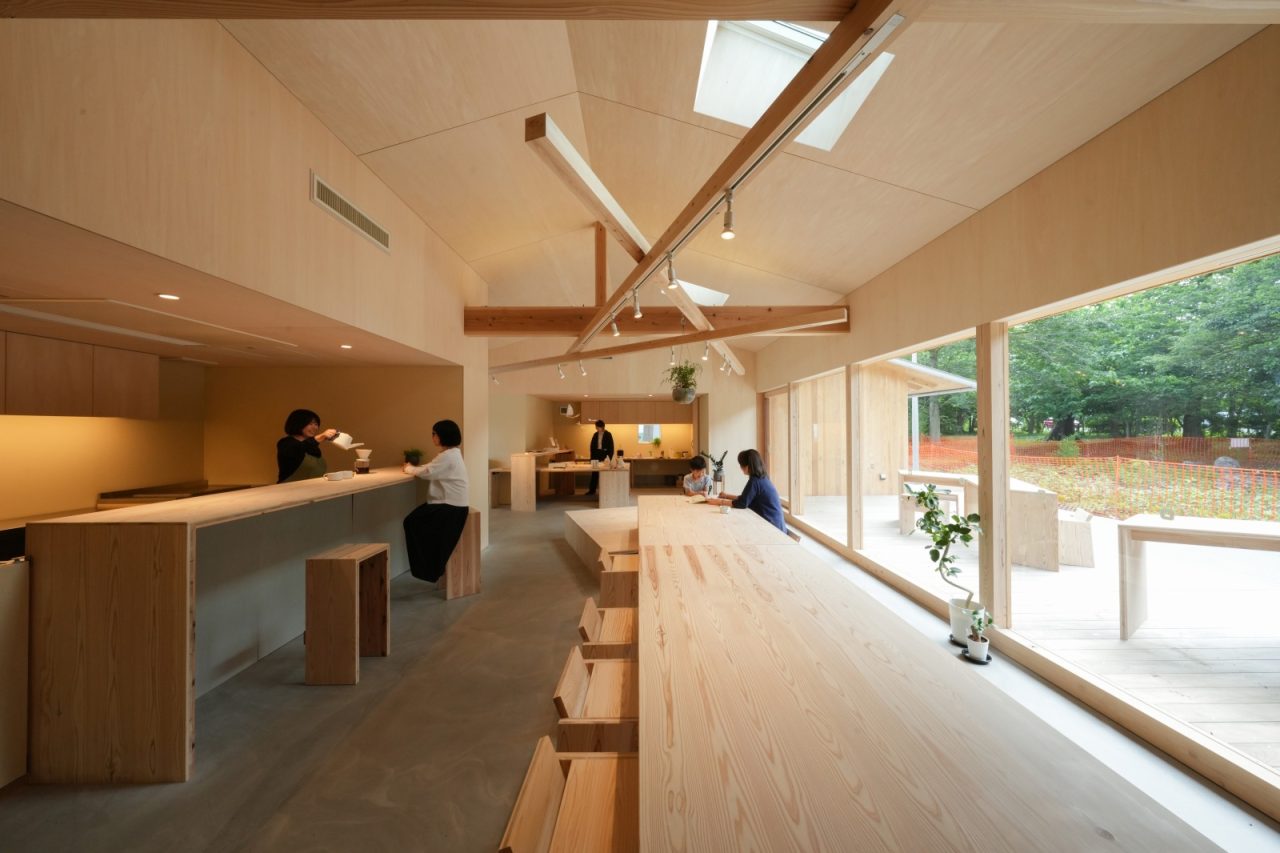 おすすめの道具を使ってドリップコーヒーを淹れられます。ドリンクやアイスもご用意。