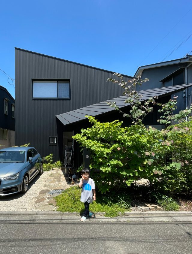 いとう家の外観。植栽も成長してきました！