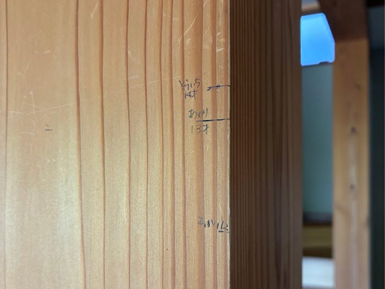 柱に刻まれた背比べの記録