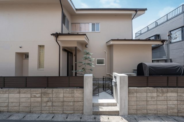 門の外にポストを設置したことで、防犯面を配慮