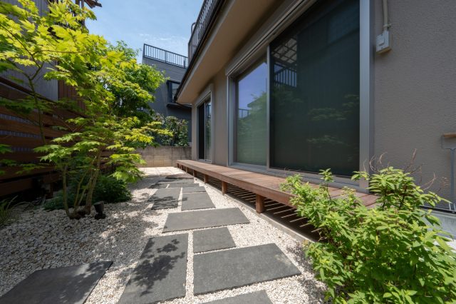 敷石と濡れ縁、緑の異素材のバランスが美しい庭