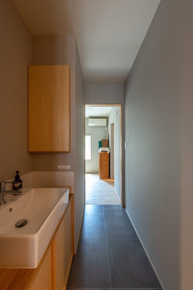 洗面脱衣洗濯室、トイレお風呂の水回りが集約されている。籠り感がありながら、天井が高く程よい開放感のある空間